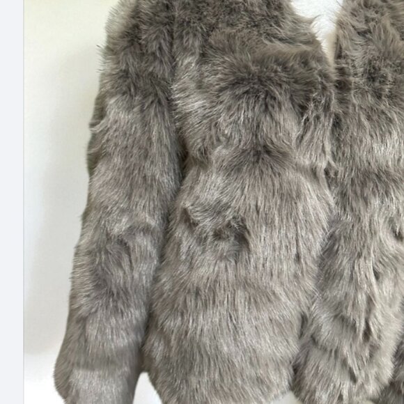 Women’s Gray Faux Fur Jacket – Soft Plush Elegant Coat - Picture 4 of 8